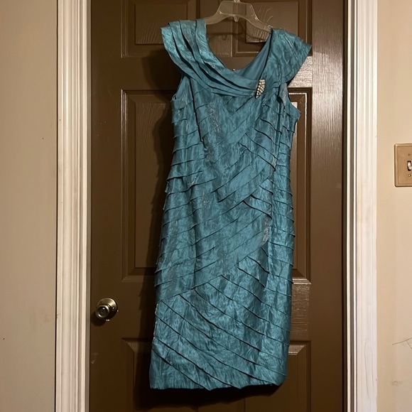 Gorgeous Mother-of-the-Groom dress. Tea length - Picture 2 of 5